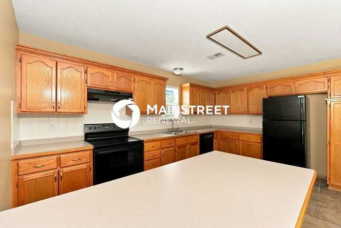 310 E Elm St - Photo 5 of 17