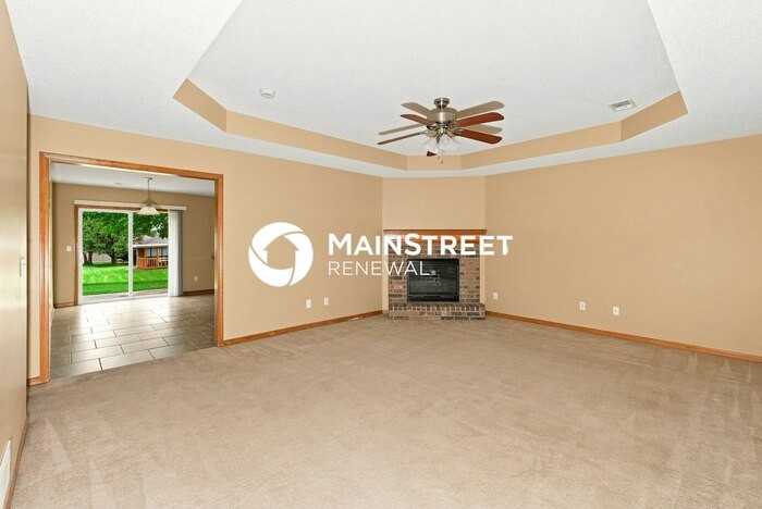 310 E Elm St - Photo 6 of 17