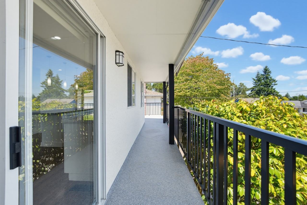 1341 Parker St - Photo 5 of 30