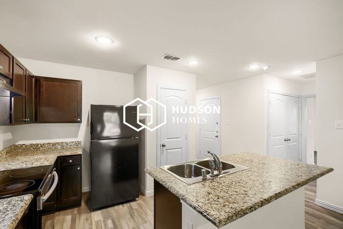 2912 Walnut St - Photo 5 of 14
