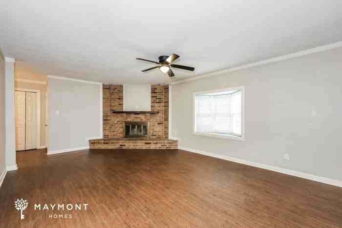 709 Lawndale Dr - Photo 4 of 12