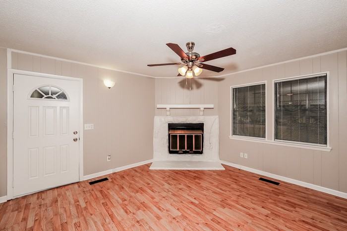 356 Lakeshore Cir - Photo 2 of 10