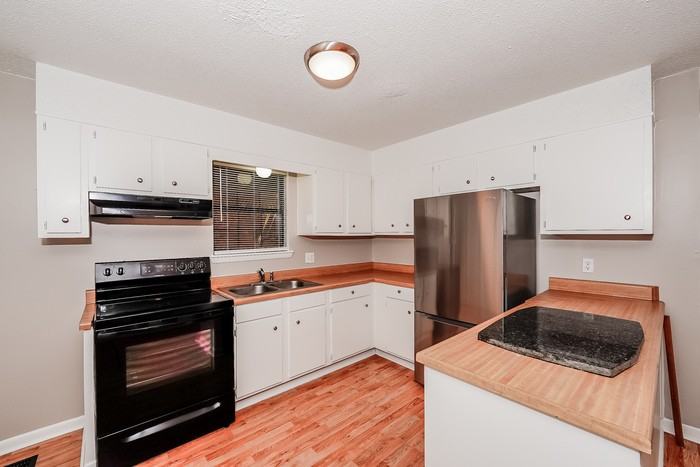 356 Lakeshore Cir - Photo 3 of 10