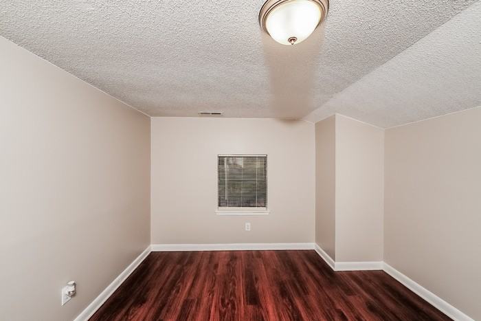 356 Lakeshore Cir - Photo 6 of 10