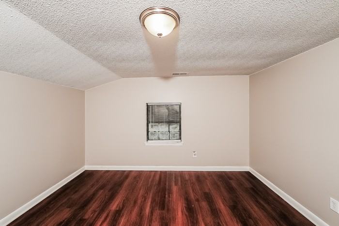 356 Lakeshore Cir - Photo 7 of 10