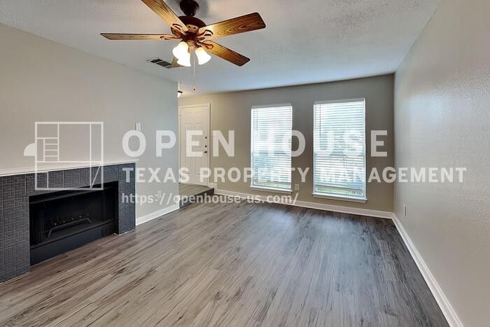 1005 Lake Bluff Dr - Photo 4 of 20