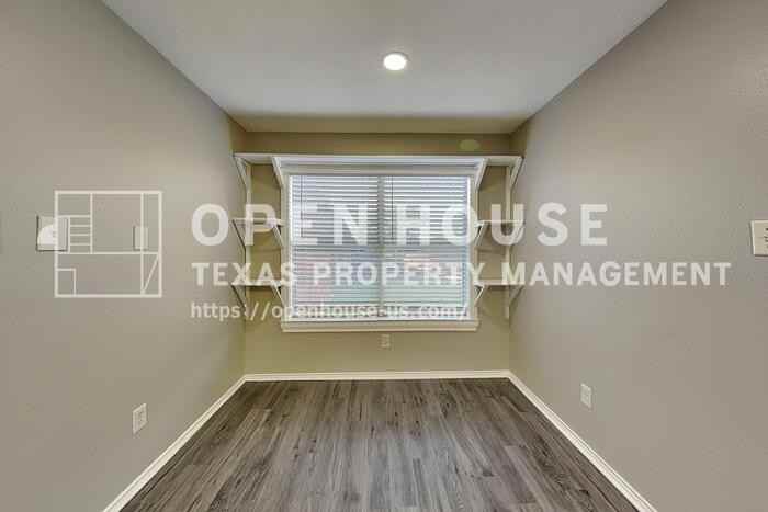 1005 Lake Bluff Dr - Photo 6 of 20