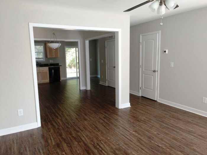 211 S Oak Gq St #B - Photo 3 of 8