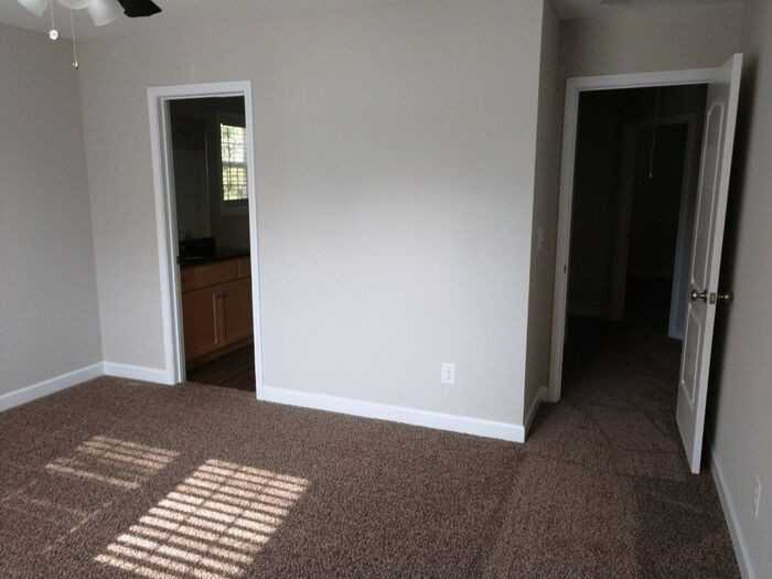 211 S Oak Gq St #B - Photo 6 of 8