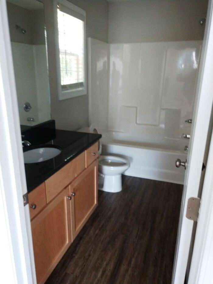 211 S Oak Gq St #B - Photo 7 of 8