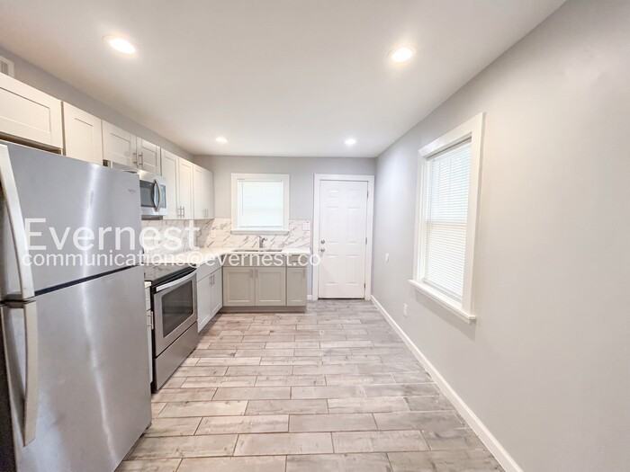 1408 Lyle Ave #A - Photo 6 of 21