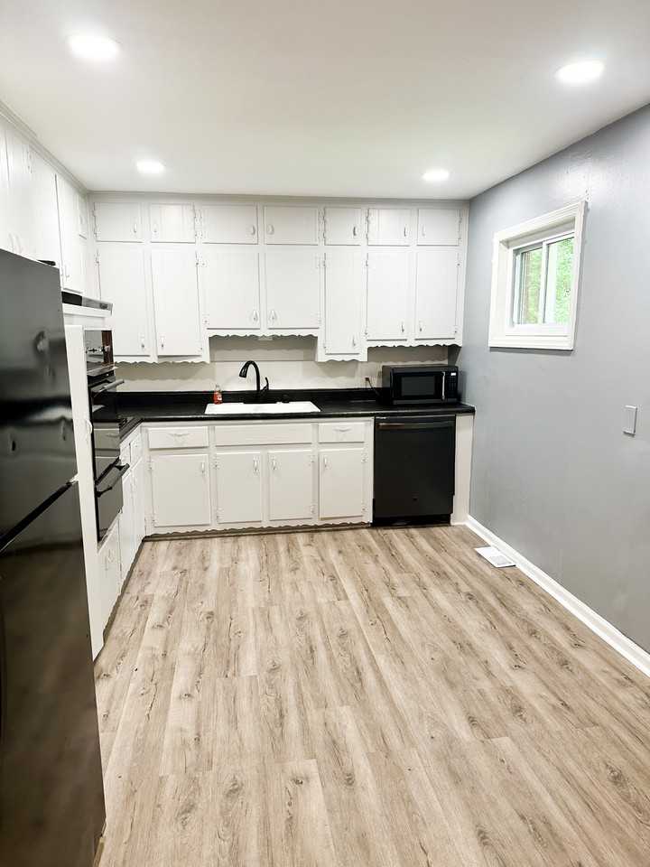 1954 Dobbins Dr Nw #B - Photo 3 of 6