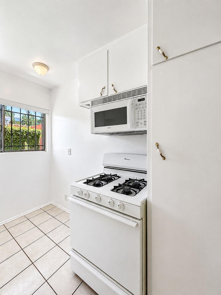 816 N Hayworth Ave #3 - Photo 5 of 11