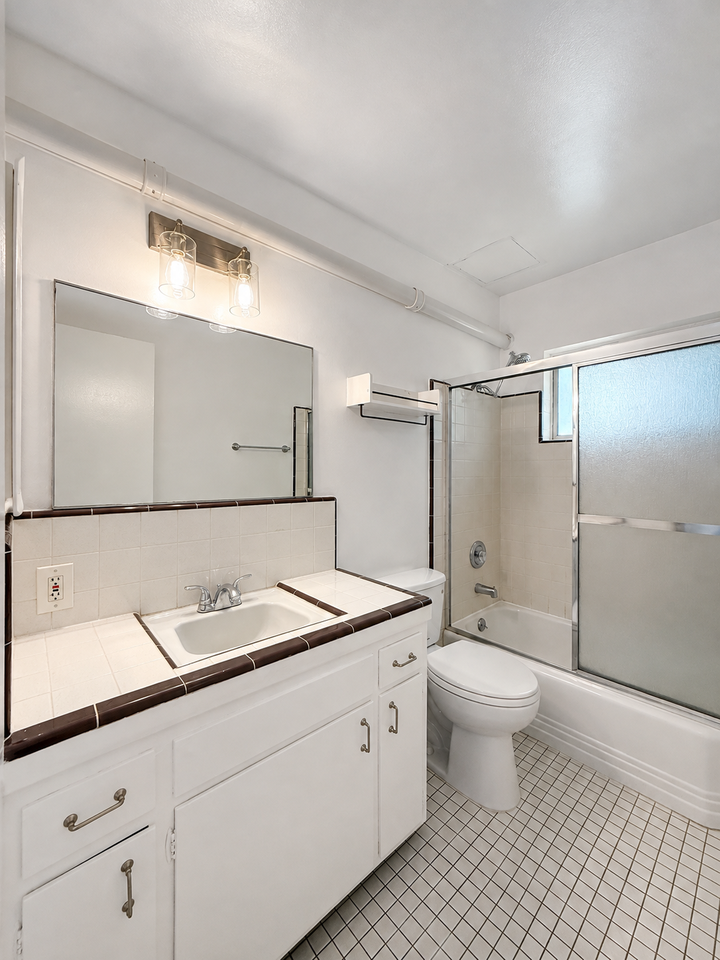 816 N Hayworth Ave #3 - Photo 6 of 11