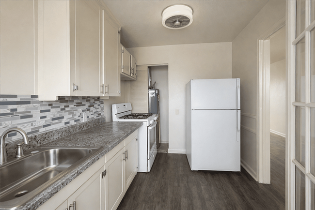 1511 W Woodlawn Ave #4 - Photo 2 of 8