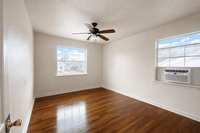 1511 W Woodlawn Ave #4 - Photo 7 of 8