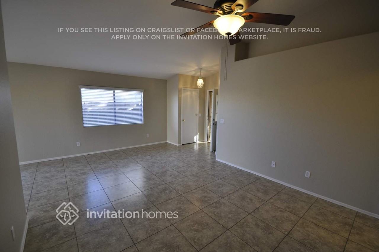 12732 W Voltaire Ave - Photo 3 of 15