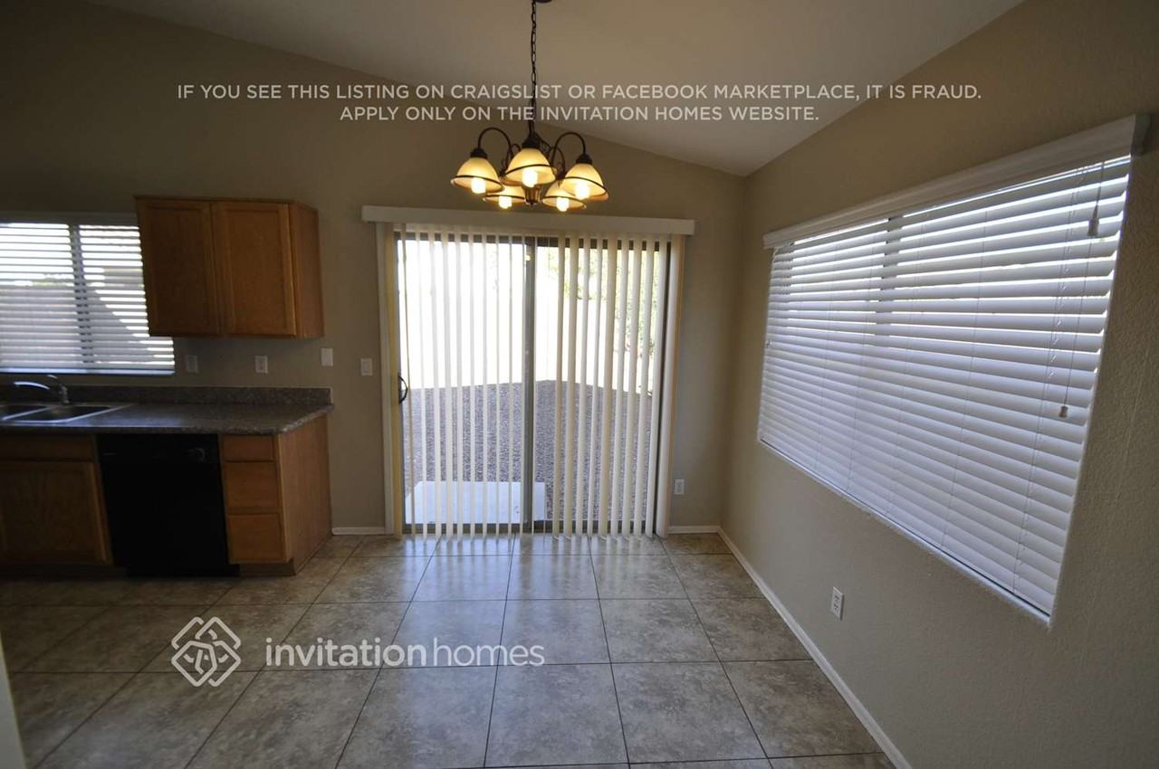 12732 W Voltaire Ave - Photo 4 of 15