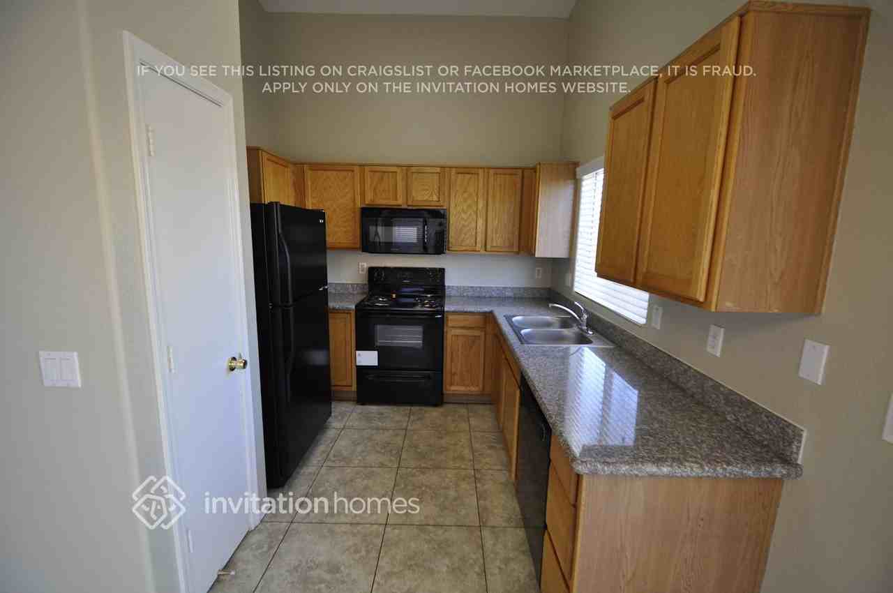 12732 W Voltaire Ave - Photo 5 of 15