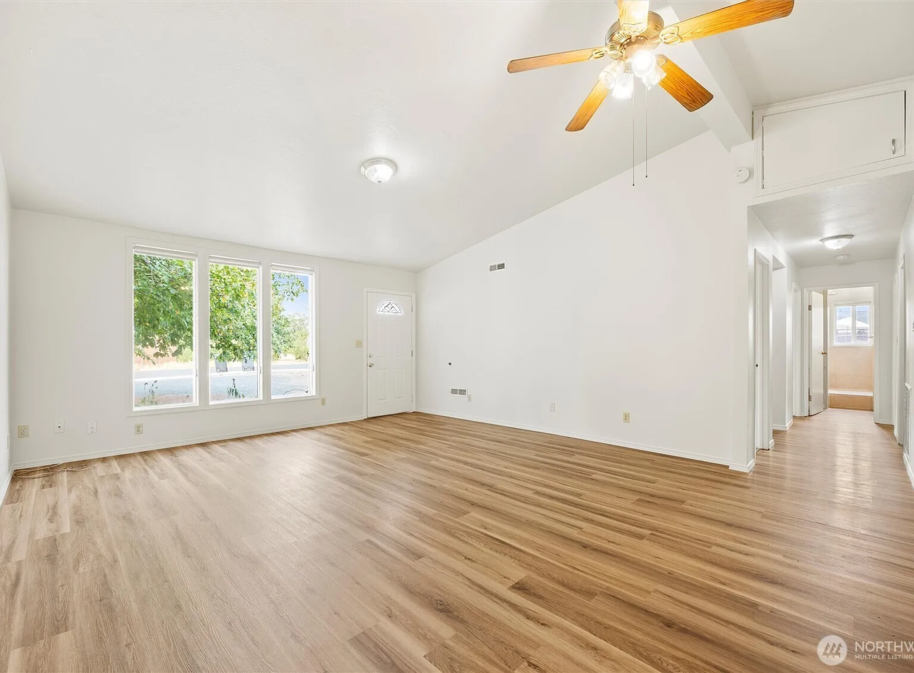 1695 Ruth St - Photo 3 of 22