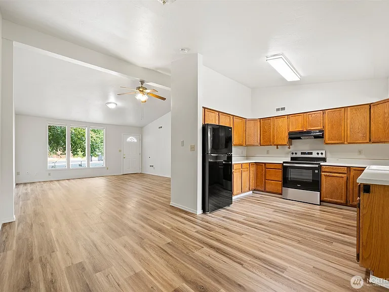 1695 Ruth St - Photo 4 of 22