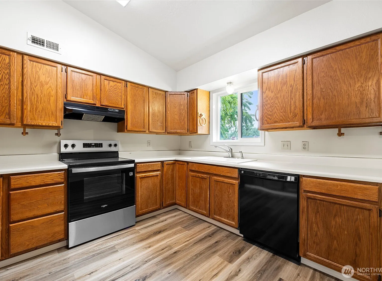 1695 Ruth St - Photo 5 of 22