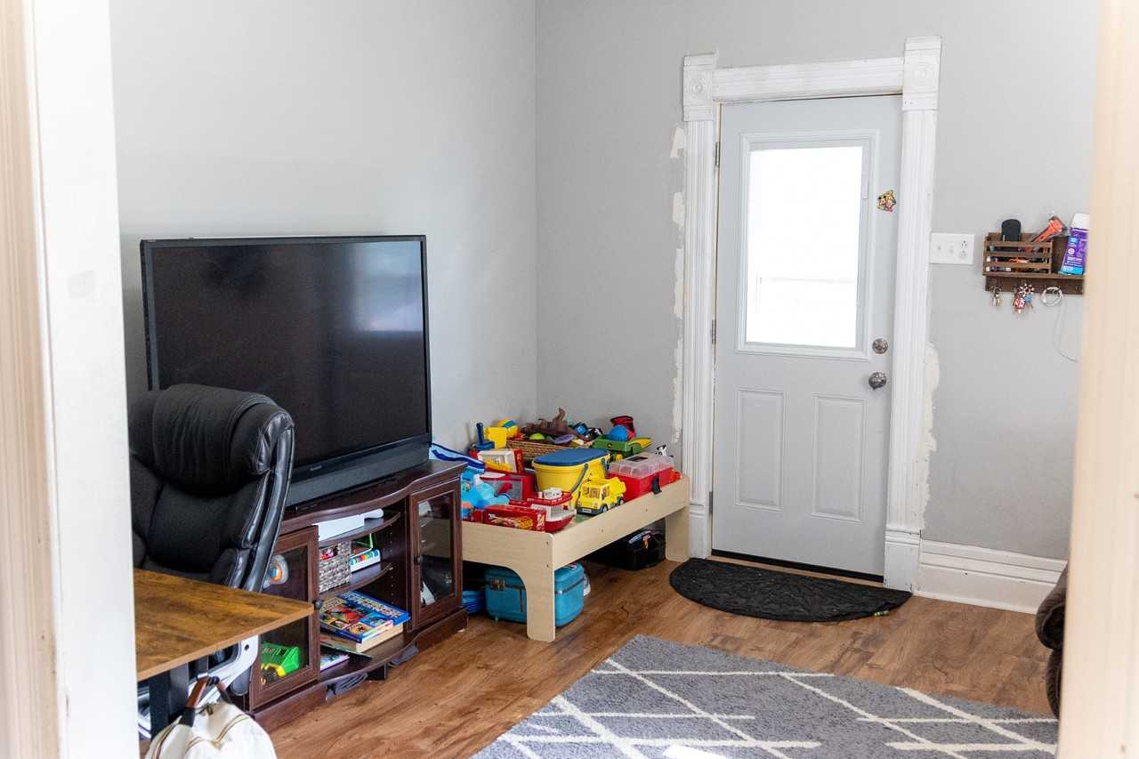 362 N Line St - Photo 4 of 17