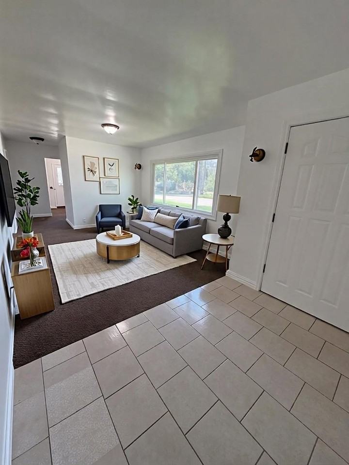 602 E Railroad St #1 - Photo 3 of 32