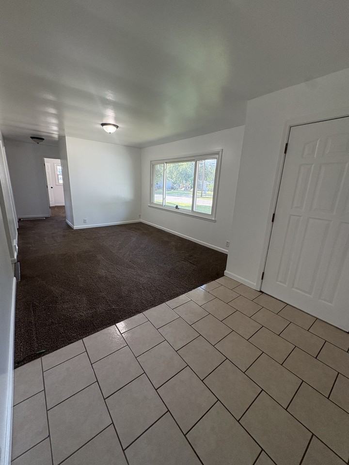 602 E Railroad St #1 - Photo 4 of 32