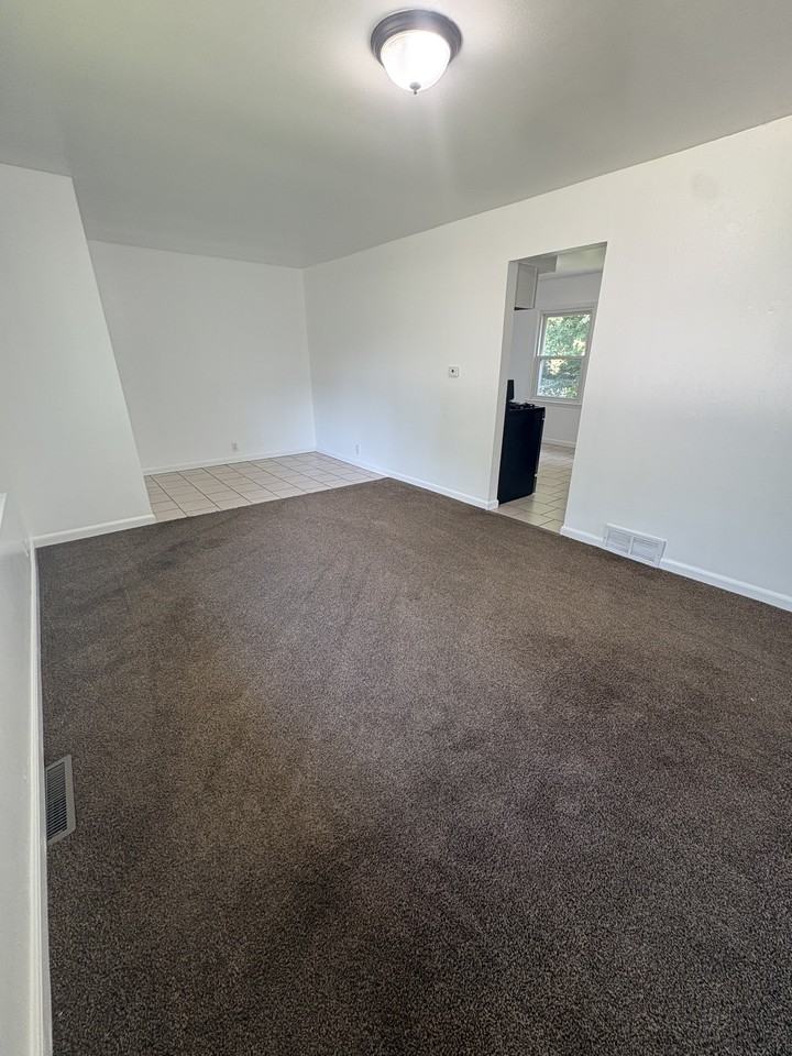 602 E Railroad St #1 - Photo 2 of 32