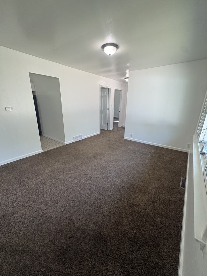 602 E Railroad St #1 - Photo 6 of 32