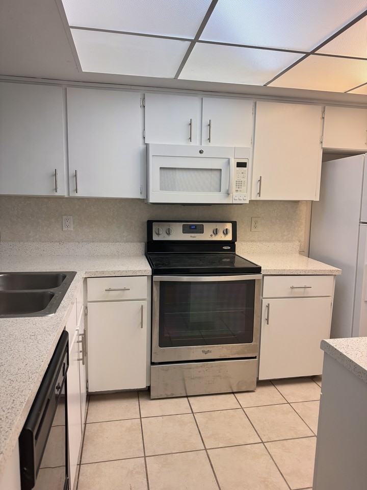 4111 Sw 7th Pl #4111 - Photo 3 of 15