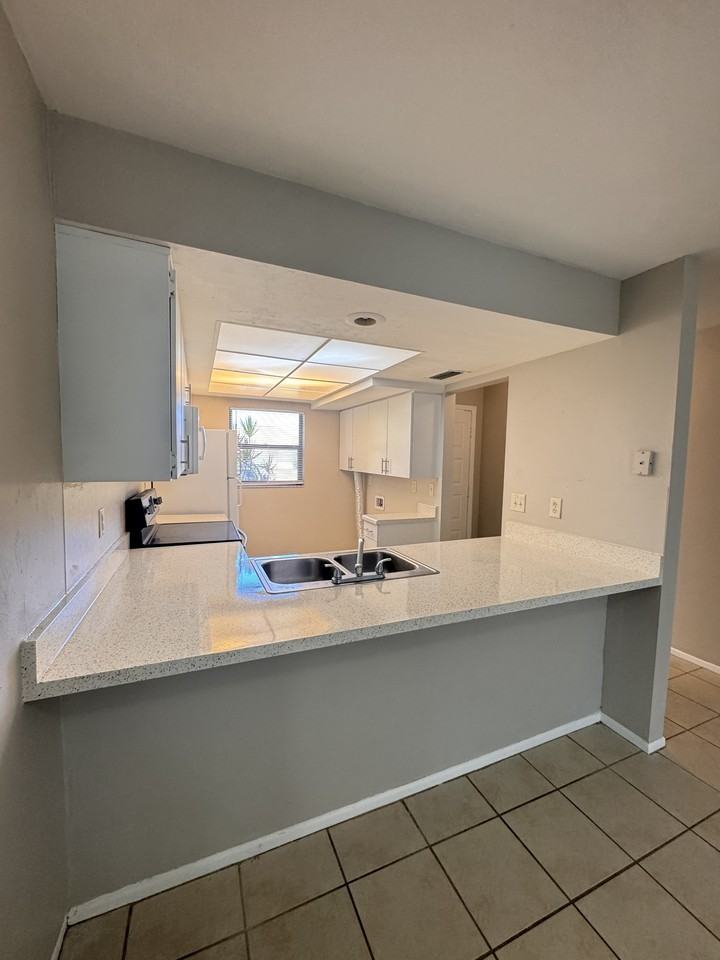 4111 Sw 7th Pl #4111 - Photo 4 of 15