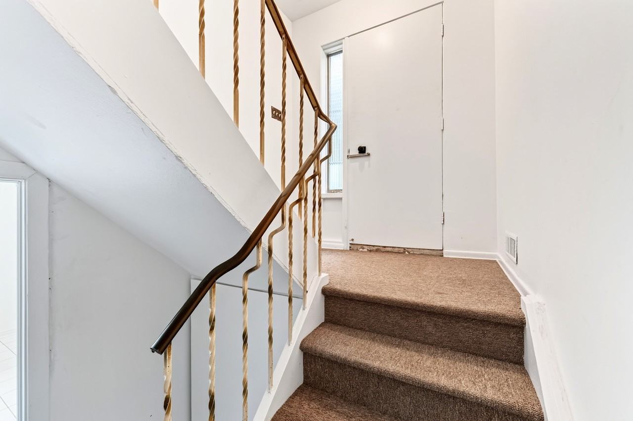 402 Kingston Road - Photo 4 of 21