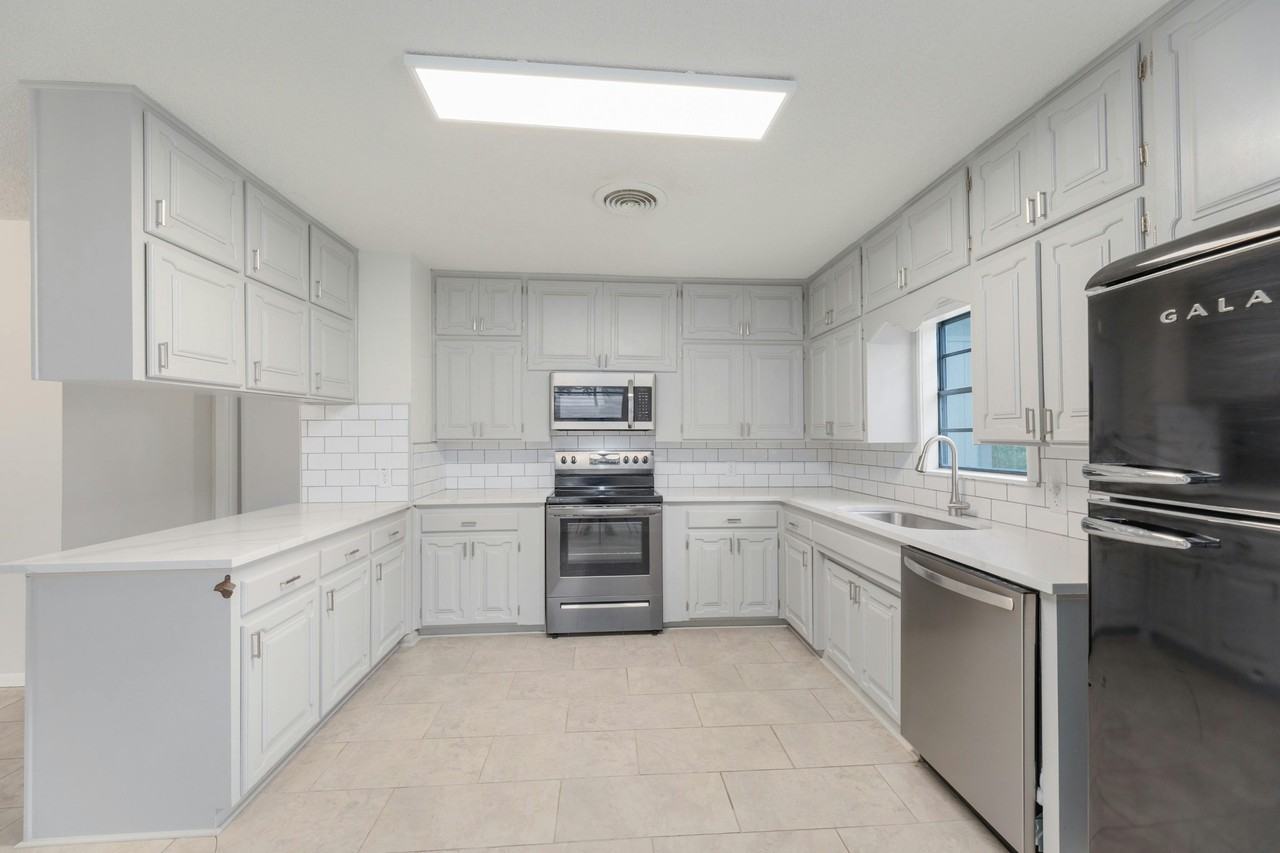 419 N Doak St #1 - Photo 3 of 19