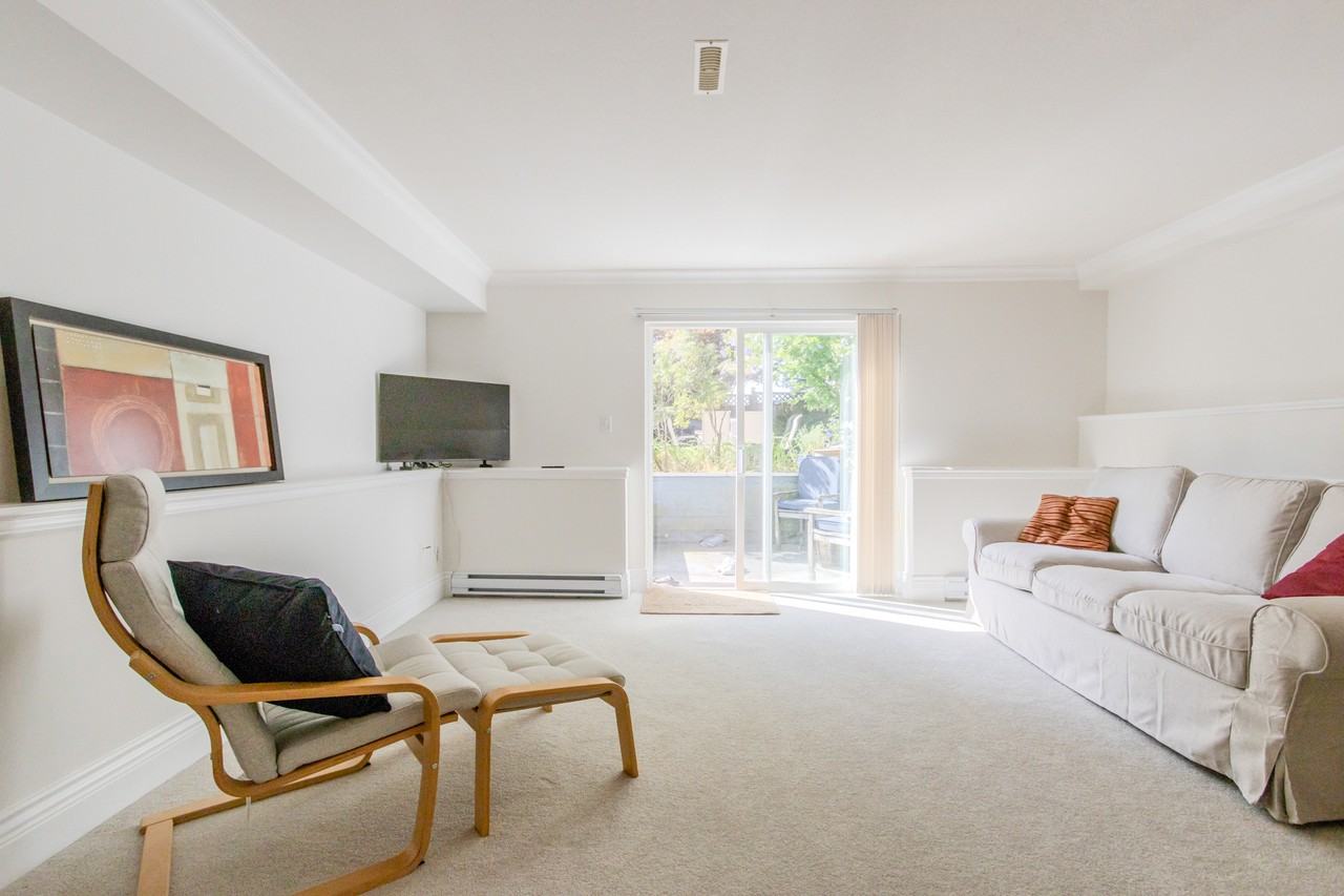 655 West Queens Road - Photo 5 of 20