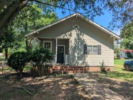 featured image of 220 E 3rd St #1