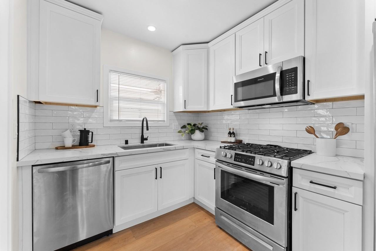 2556 B St - Photo 2 of 15