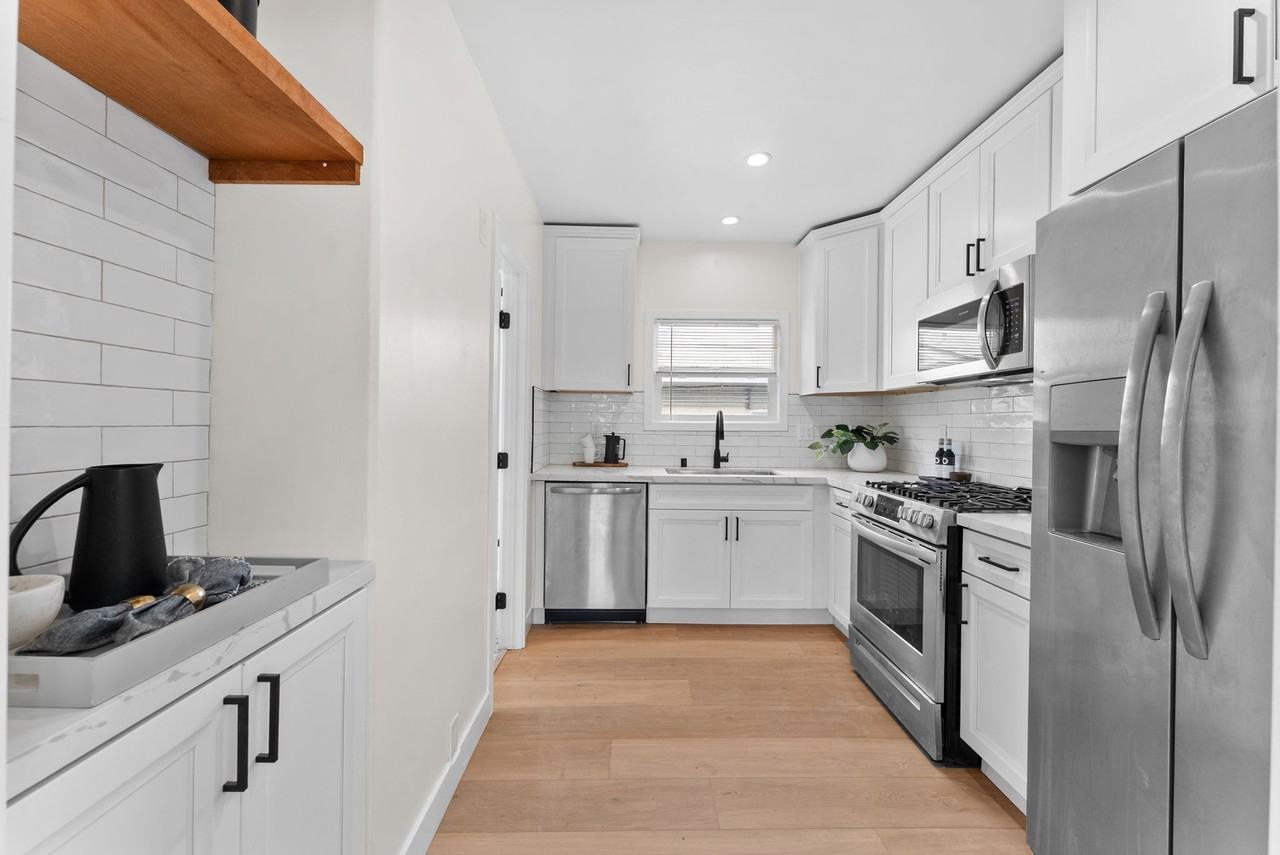 2556 B St - Photo 4 of 15