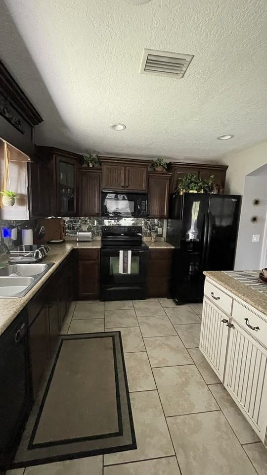 Victorian Lake Dr #1 - Photo 4 of 16