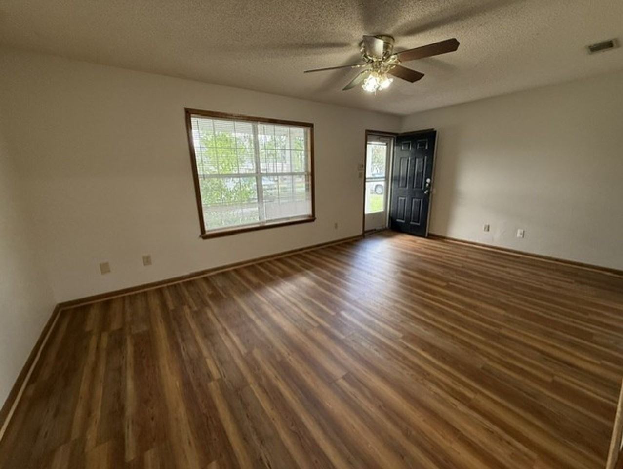 2308 Pineview Dr Apt A - Photo 2 of 6