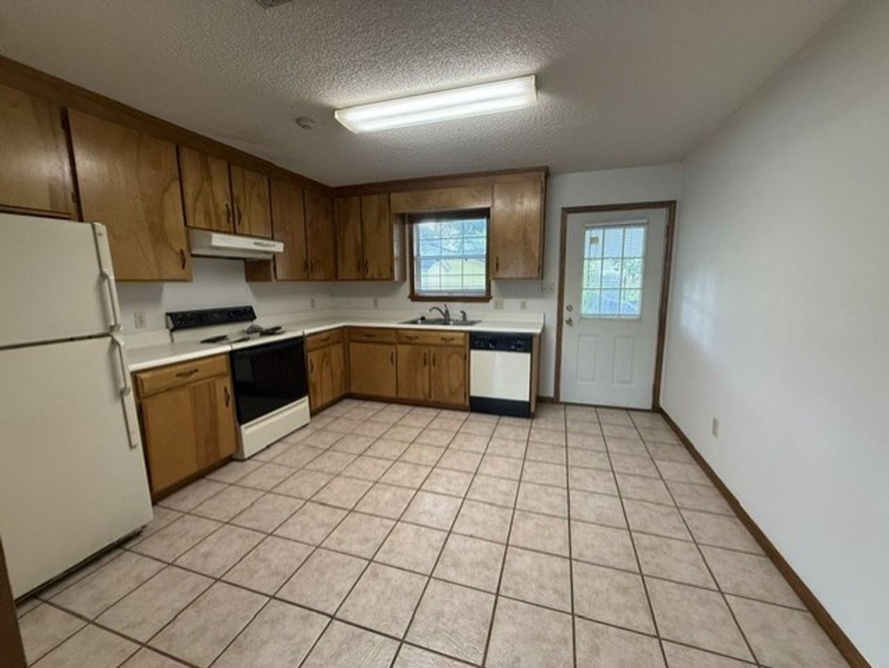 2308 Pineview Dr Apt A - Photo 3 of 6