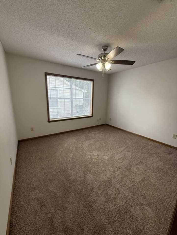 2308 Pineview Dr Apt A - Photo 4 of 6