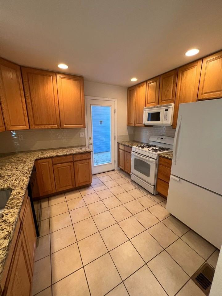 4919 10th St - Photo 4 of 23