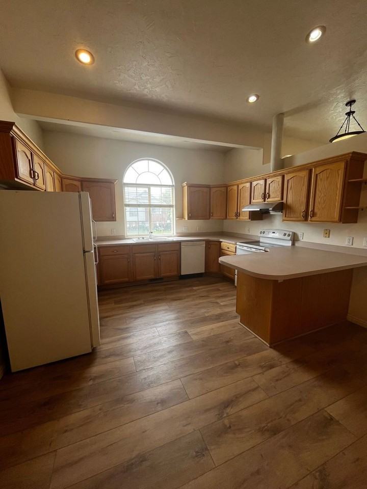 516 W 300 S - Photo 6 of 23