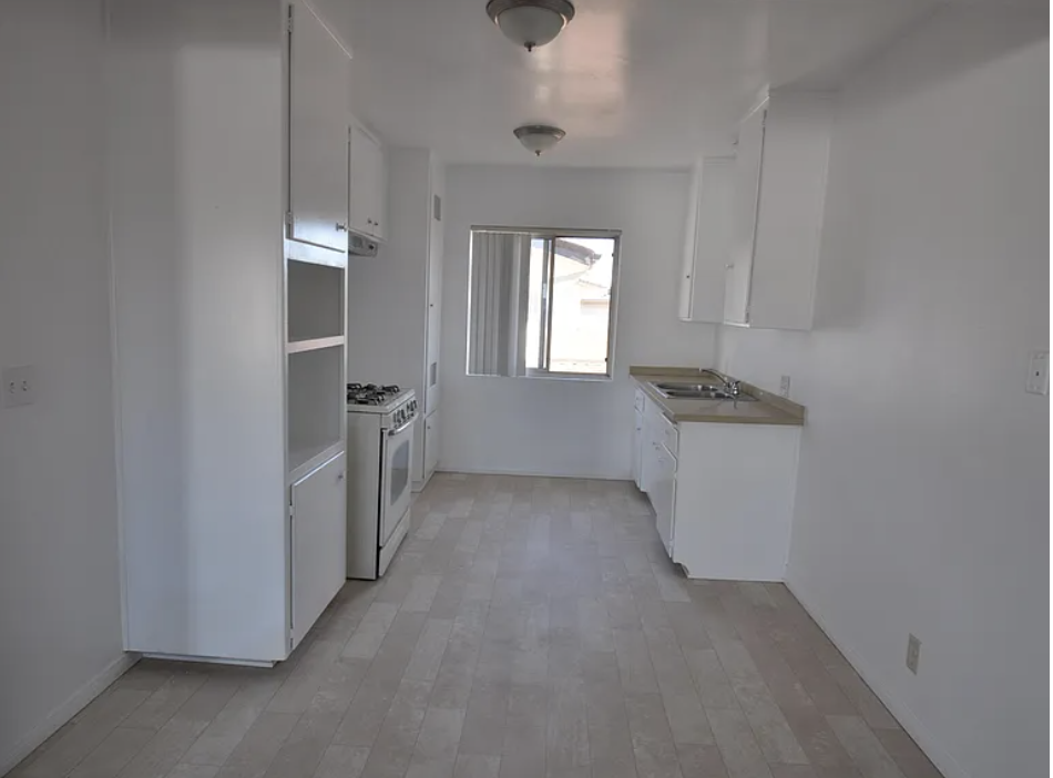 327 East Navilla PlaceApt J #J - Photo 3 of 9