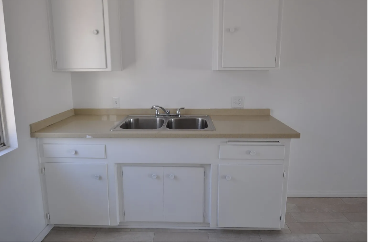 327 East Navilla PlaceApt J #J - Photo 4 of 9