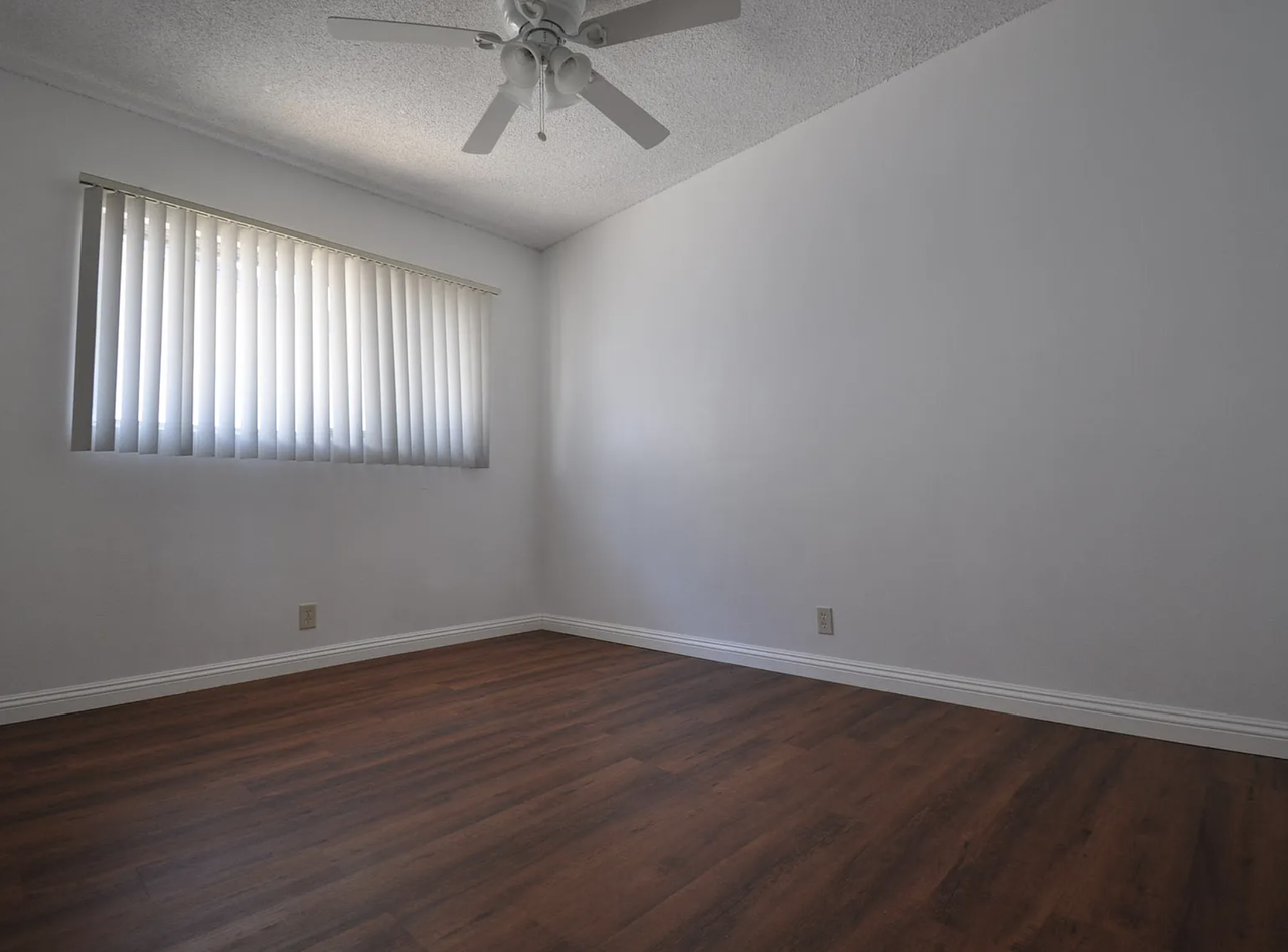 327 East Navilla PlaceApt J #J - Photo 6 of 9