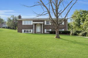featured image of 2700 Queenswood Dr