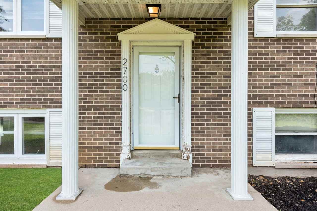 2700 Queenswood Dr - Photo 4 of 38